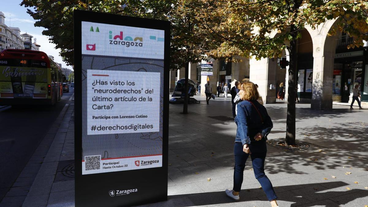 Una de las cuatro pantallas inteligentes instaladas en el centro de Zaragoza