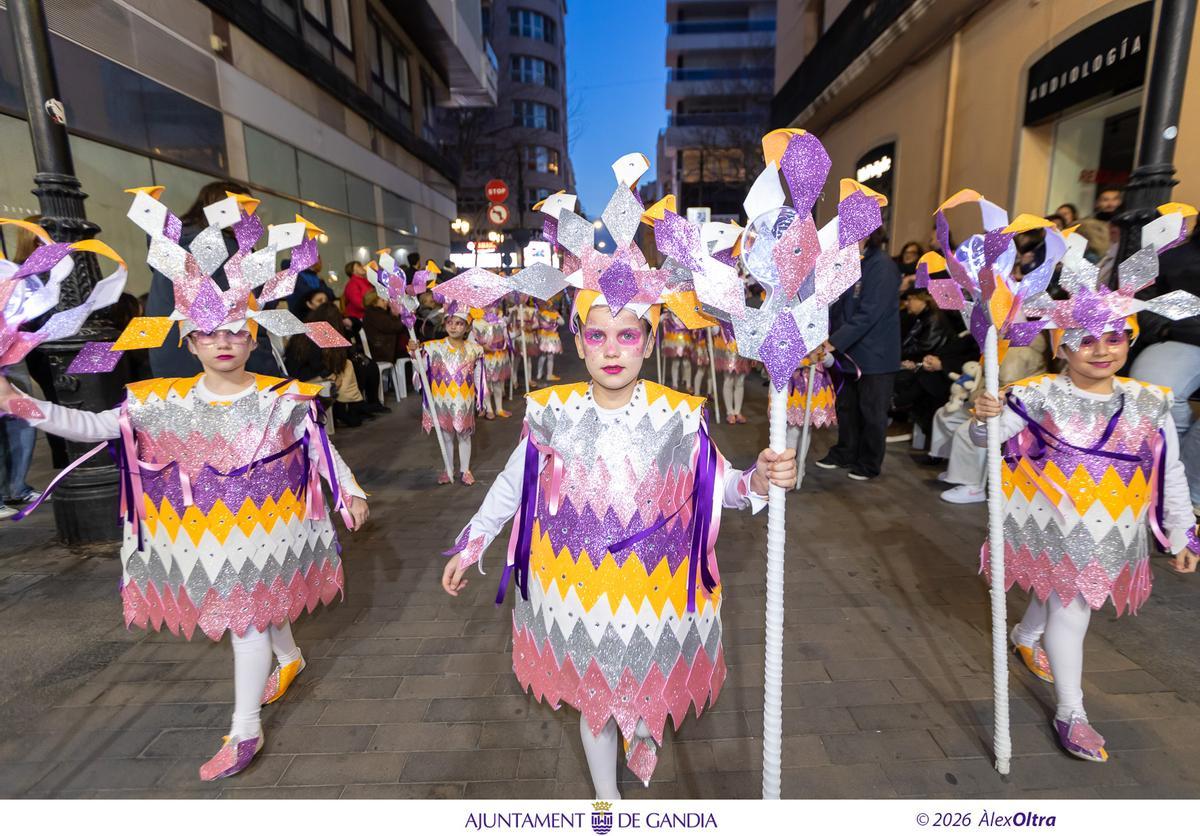 El viento sí respeta la Cavalcada del Ninot de Gandia que luce como nunca