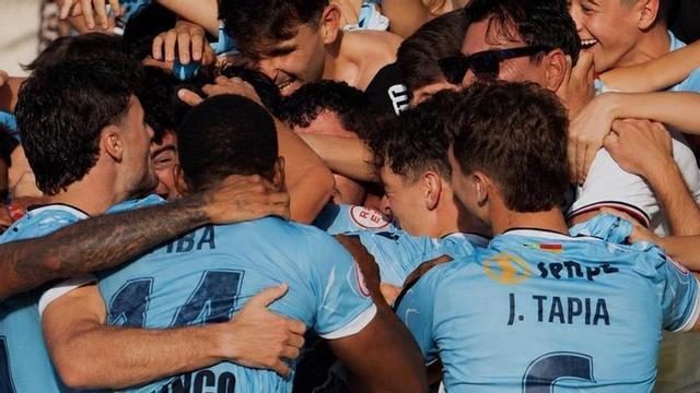 Celebración de uno de los tres tantos del Coria al Oviedo  Vetusta.