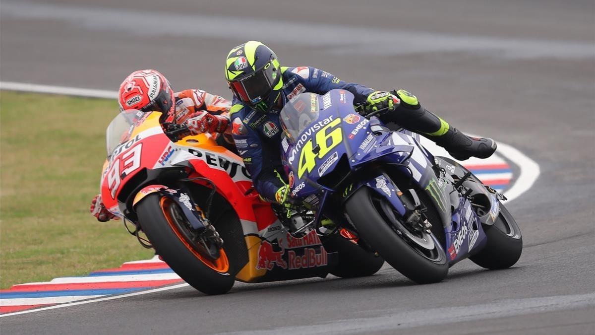 Marc Márquez y Valentino Rossi chocan durante el GP de Argentina.