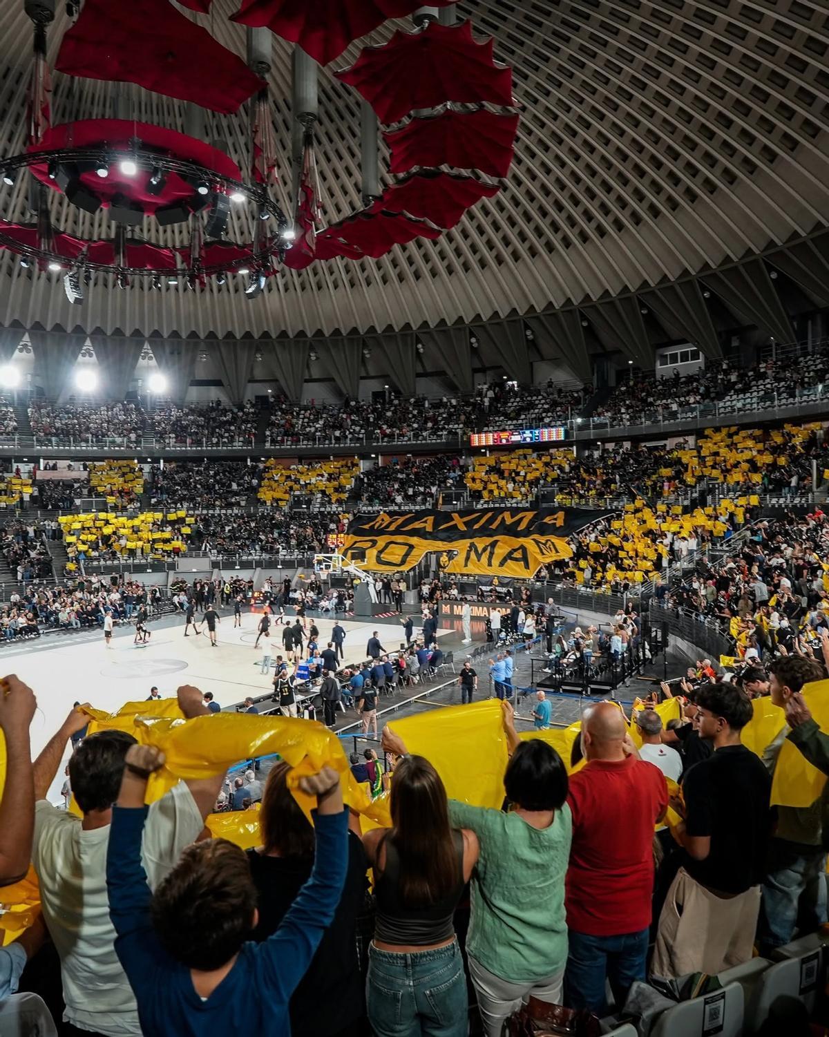 Panorámica del Palazzo dello Sport en el derbi de baloncesto de Roma.