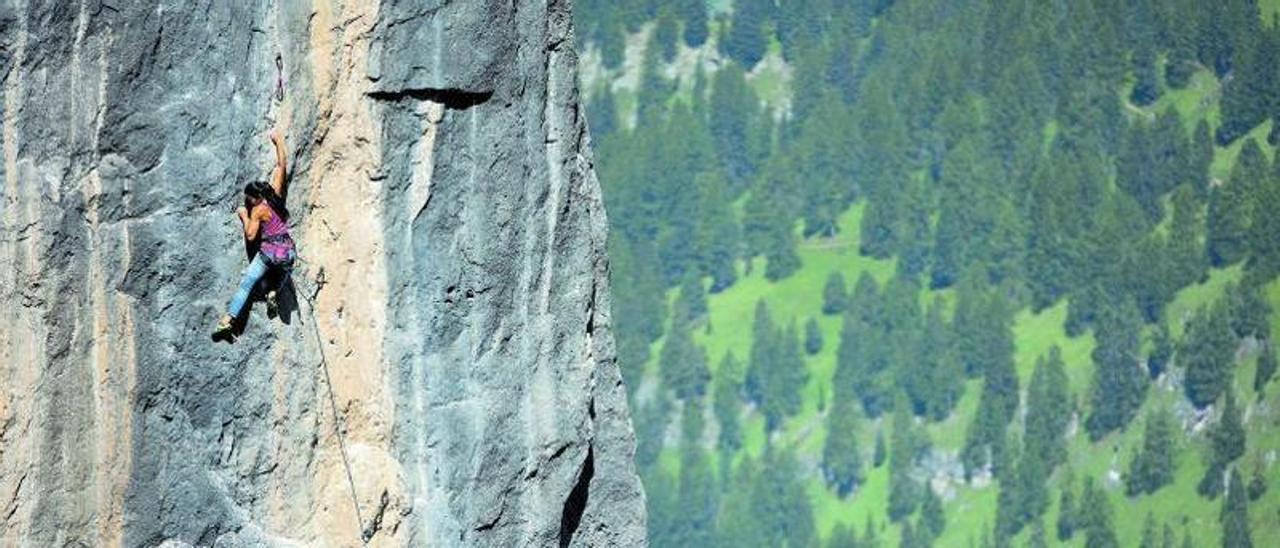 Daila Ojeda escala una de  las paredes del macizo  montañoso de Los Dolomitas, en los Alpes italianos. | BERNARDO GIMÉNEZ