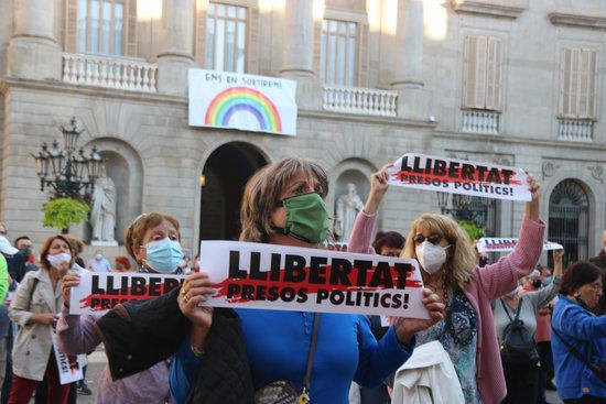 Protestes a la Plaça Sant Jaume.