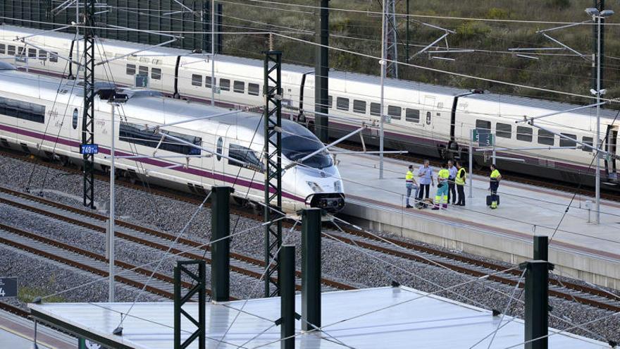 Trens aturats a l&#039;estació del TAV a Figueres-Vilafant