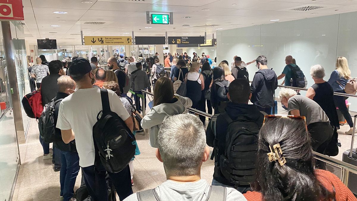 Cola para el control de pasaportes tras un vuelo internacional en el Aeropuerto de Barcelona.