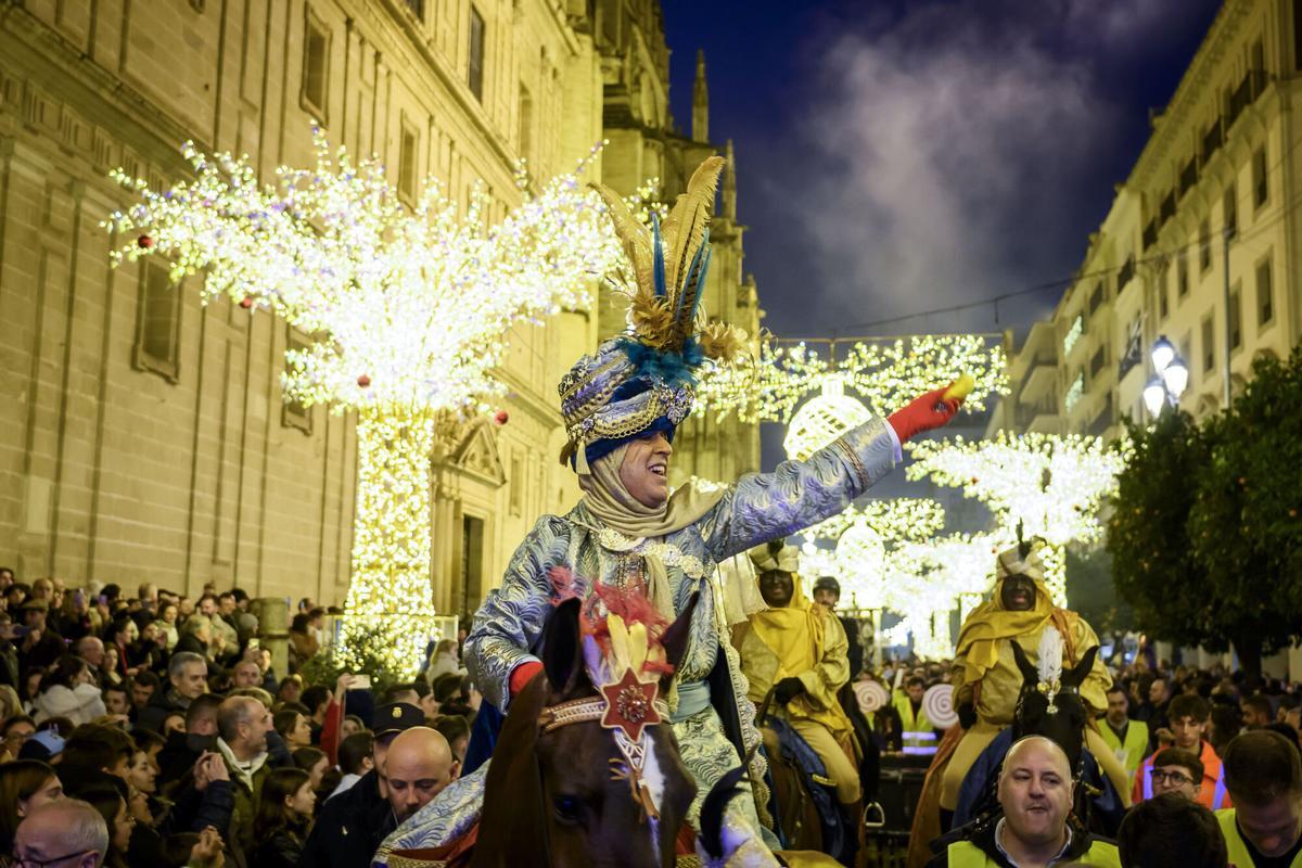 El Heraldo de los Reyes Magos de Sevilla, que este año ha sido encarnado por el empresario sevillano Sergio García.