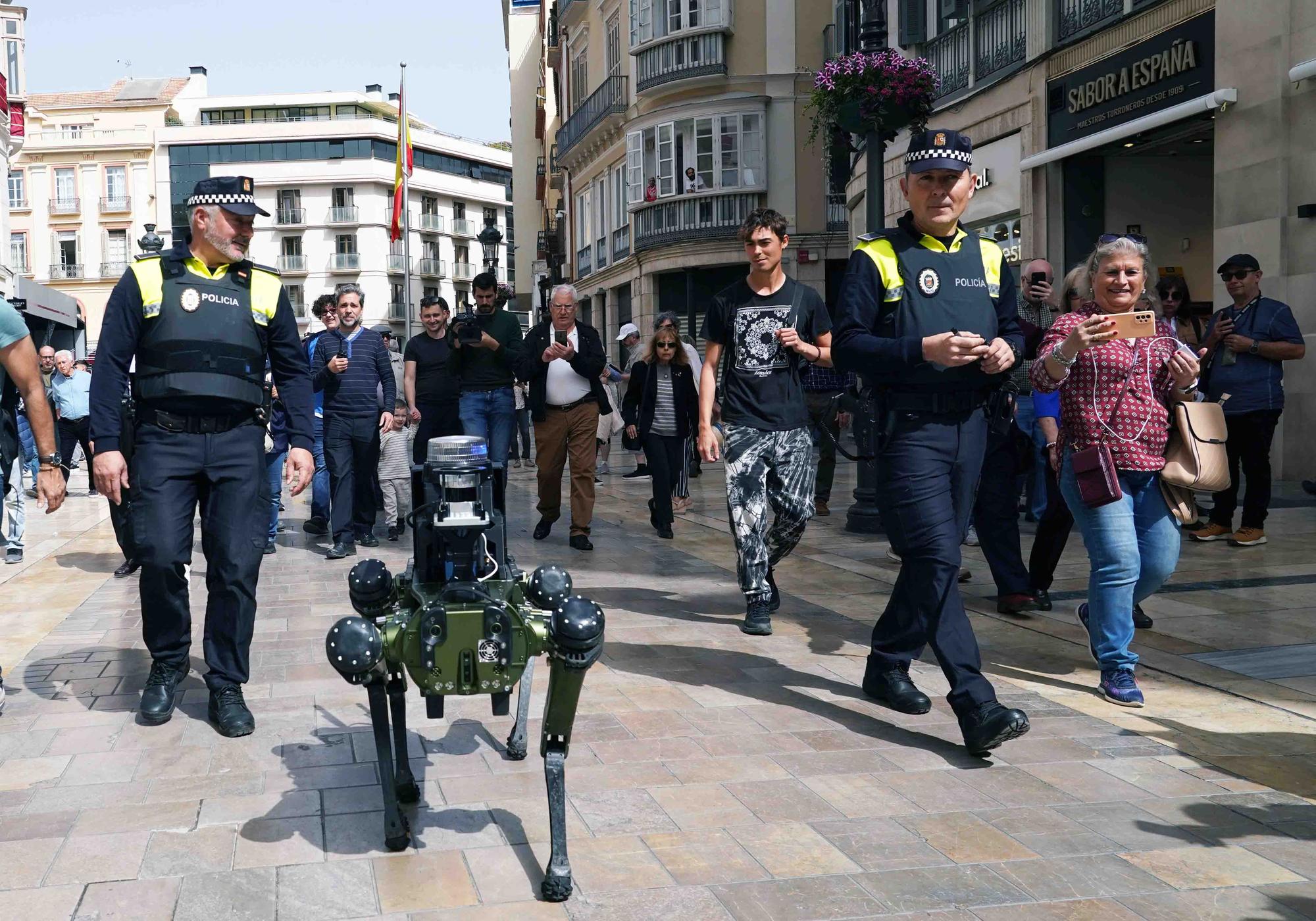 Demostración de los perros robot que se probarán para patrullar en Málaga.