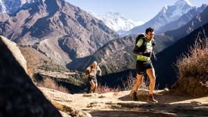 Miguel Heras, en pleno esfuerzo, por los alrededores del Everest.