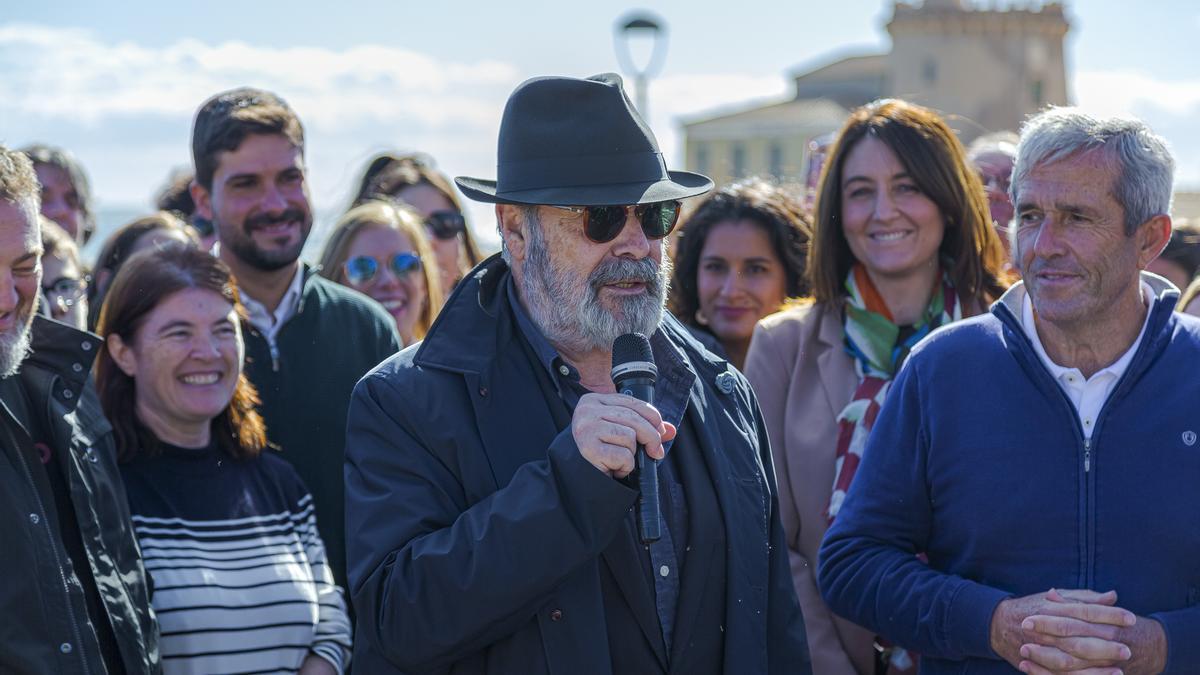 Antonio Resines, junto al alcalde José María Pérez, ha descubierto su estrella en el paseo del cine de la Torre del Pilar de la Horadada