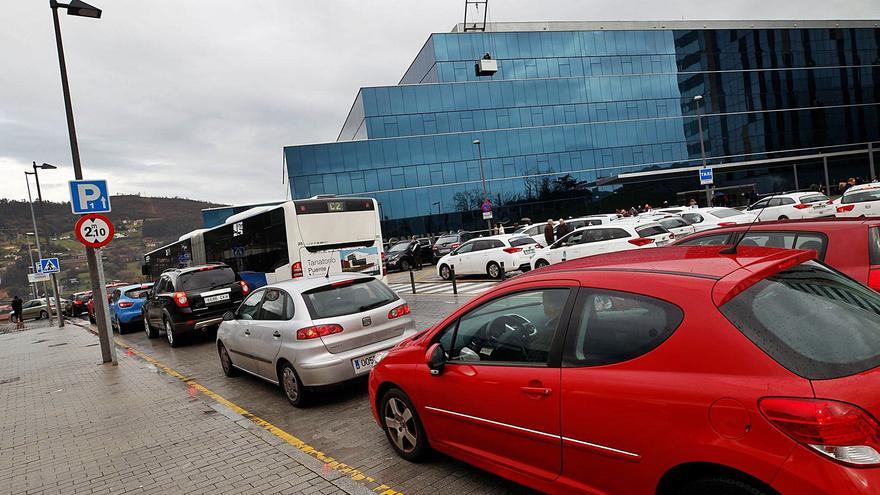 Las enfermeras piden una solución a los atascos en el aparcamiento del HUCA