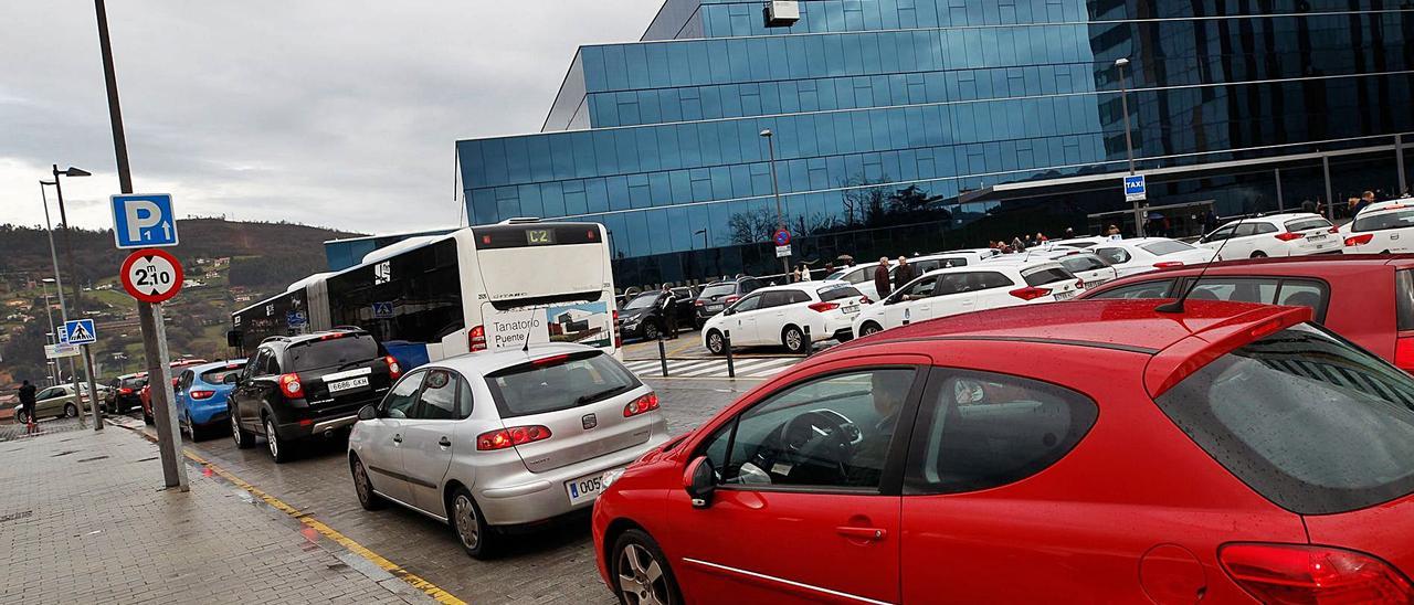 Un atasco para acceder al parking de Consultas Externas del HUCA antes de la reordenación del tráfico en la zona. | LNE