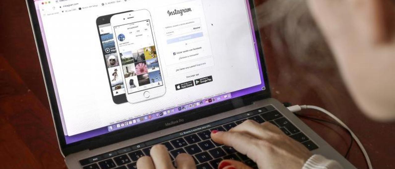 Una usuaria de internet entra en la página de la red social Instagram. / RICARDO GROBAS