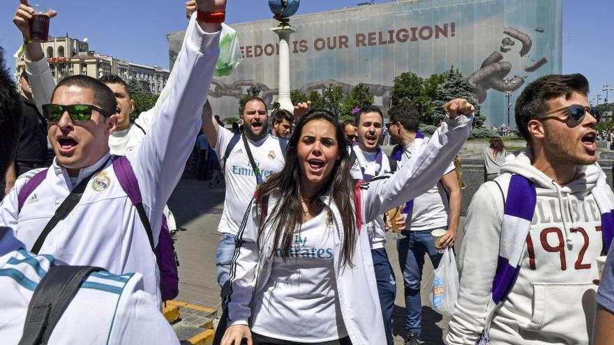 Las aficiones de Real Madrid y Liverpool llenan Kiev de color