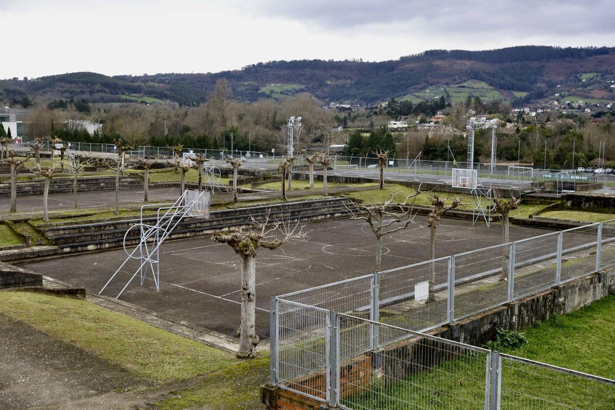 La visita de los técnicos a la piscina de la Laboral, en imágenes