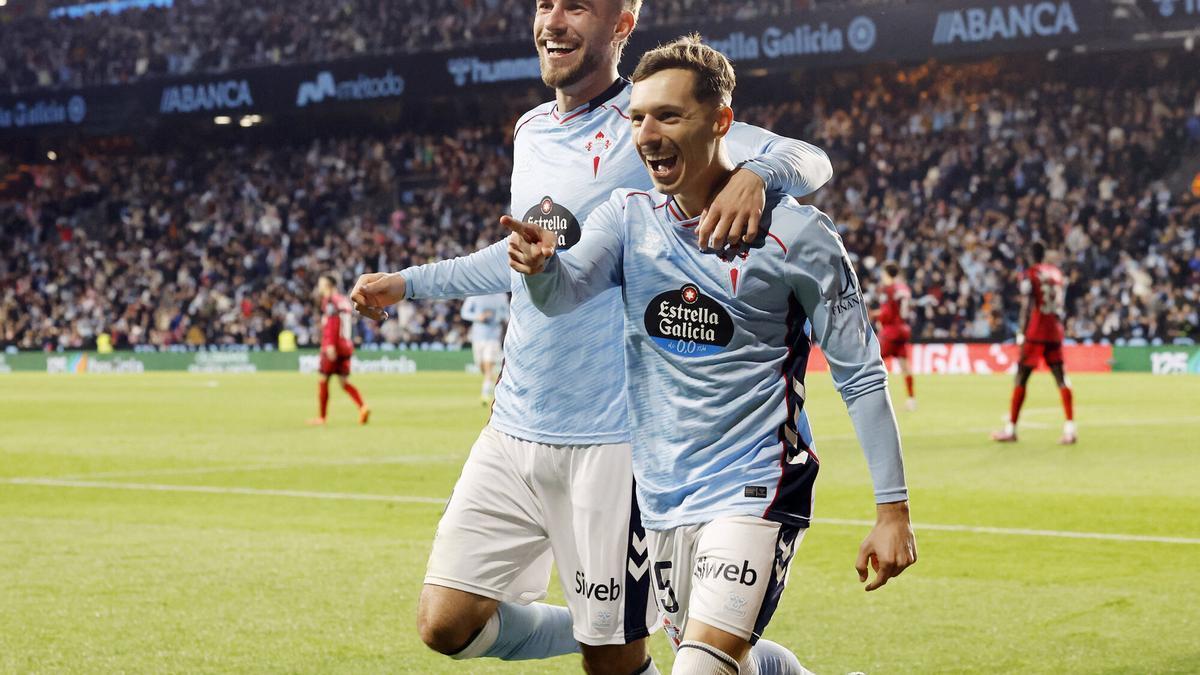 Bryan Zaragoza celebra un gol con Mingueza.
