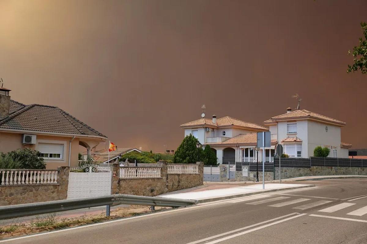 El avance del fuego también tiene consecuencias directas sobre quienes no pueden desplazarse hasta su centro de trabajo o deben permanecer junto a sus familias tras un desalojo