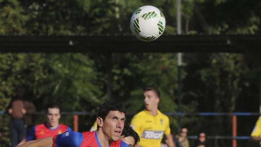 Carly, del Condal, pelea el balón con un contrario.