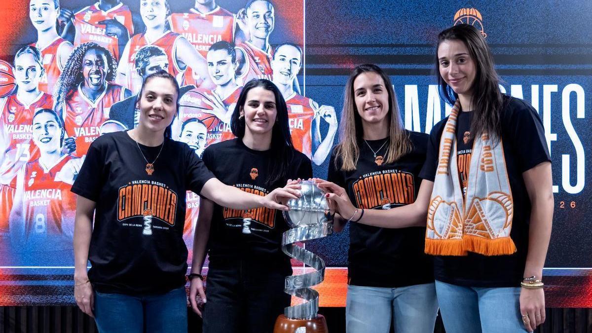 Cristina Ouviña, Leticia Romero, Queralt Casas y Raquel Carrera, con la Copa de la Reina, su décimo título en el Valencia BC.