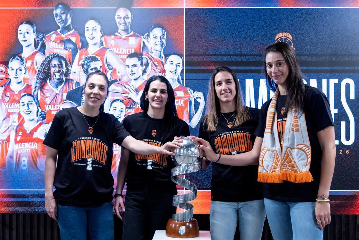 Cristina Ouviña, Leticia Romero, Queralt Casas y Raquel Carrera, con la Copa de la Reina, su décimo título en el Valencia BC.