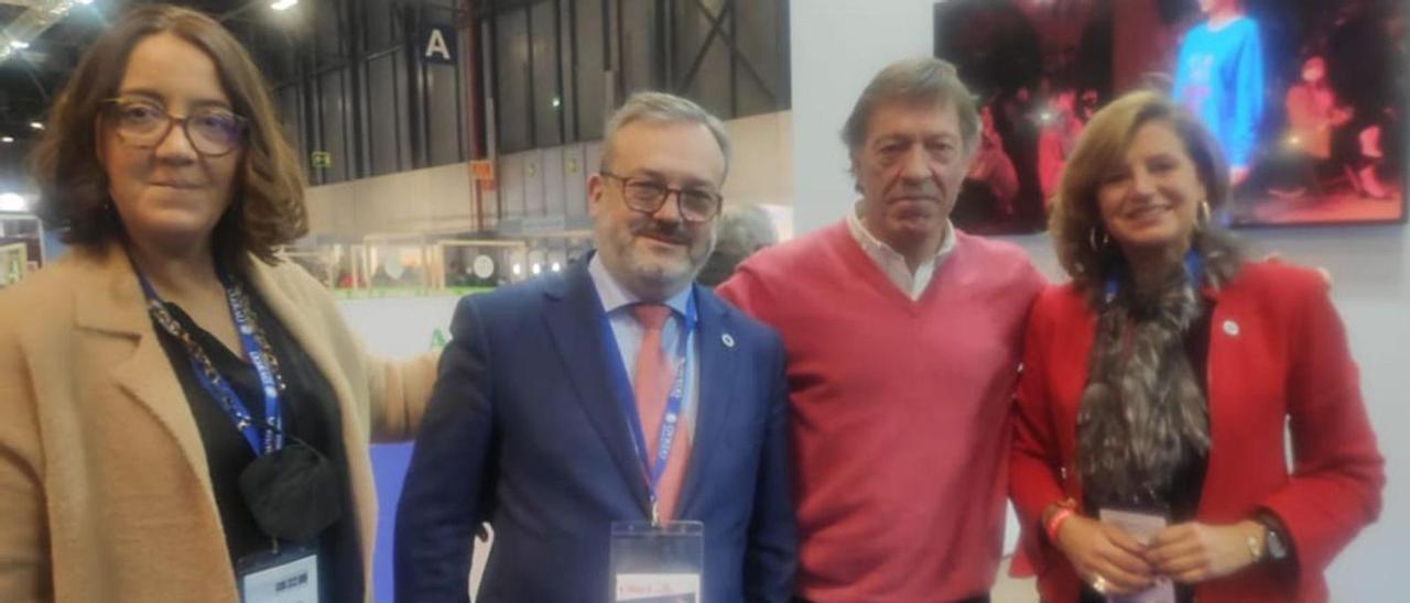 Por la izquierda, Covadonga Díaz, Alfredo García Quintana, Ramón Langa y Conchita Méndez, ayer, en Fitur. | LNE