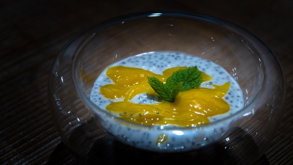 Pudding de coco y chía, con mango.