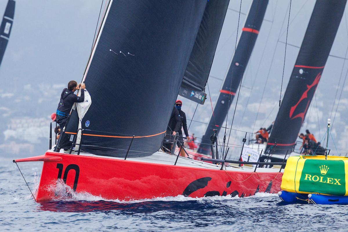 Las embarcaciones miden sus fuerzas en la jornada de entrenamiento en la bahía de Palma.