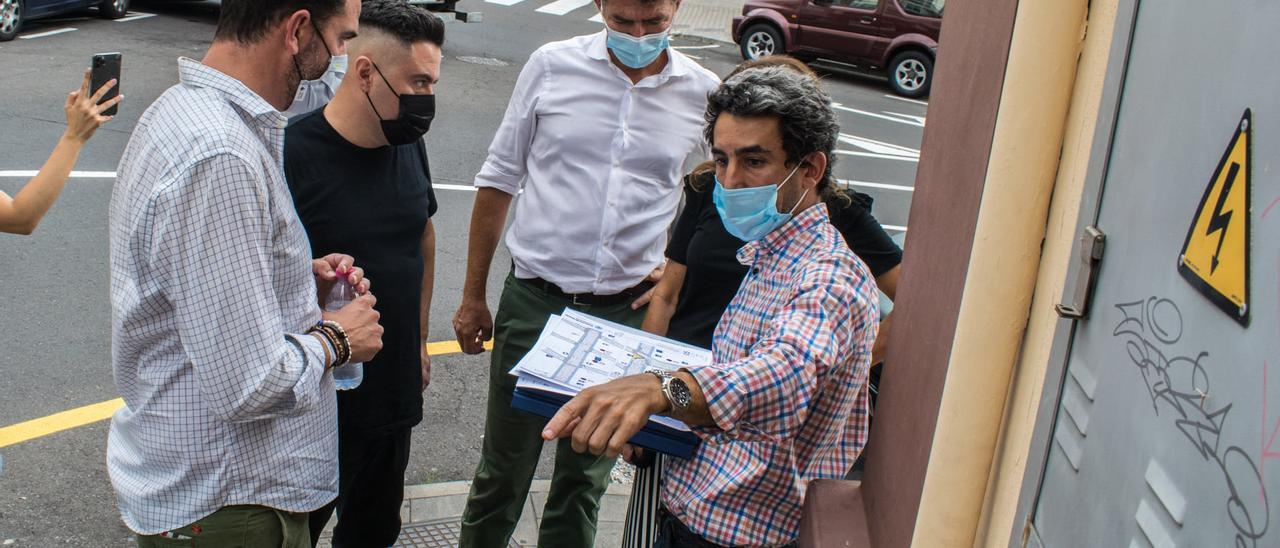 Guillermo Díaz Guerra, concejal de Servicios Públicos en Santa Cruz (centro), durante una visita a la calle Salamanca.