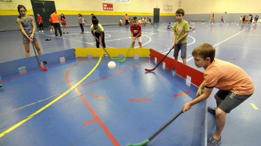 Un grupo de niños, jugando al golf, ayer, en el polideportivo de Mieres Sur.