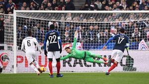 El portero de Uruguay, Martin Campana (C) concede un penal en el partido amistoso de fútbol Francia vs Uruguay,