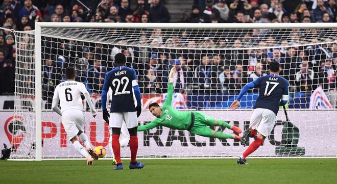 El portero de Uruguay, Martin Campana (C) concede un penal en el partido amistoso de fútbol Francia vs Uruguay,