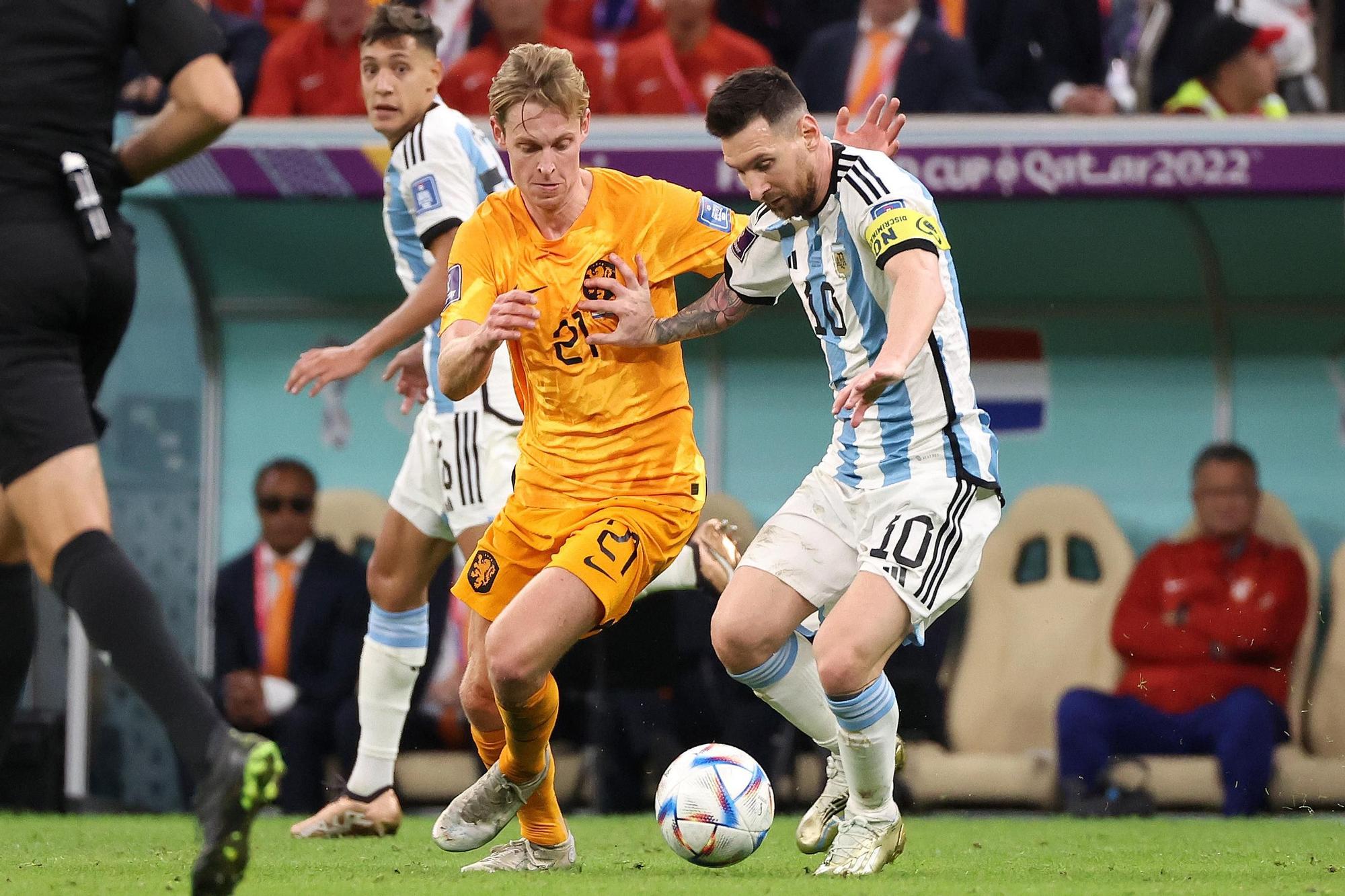 Frenkie de Jong y Leo Messi en el Países Bajos-Argentina del Mundial de Catar