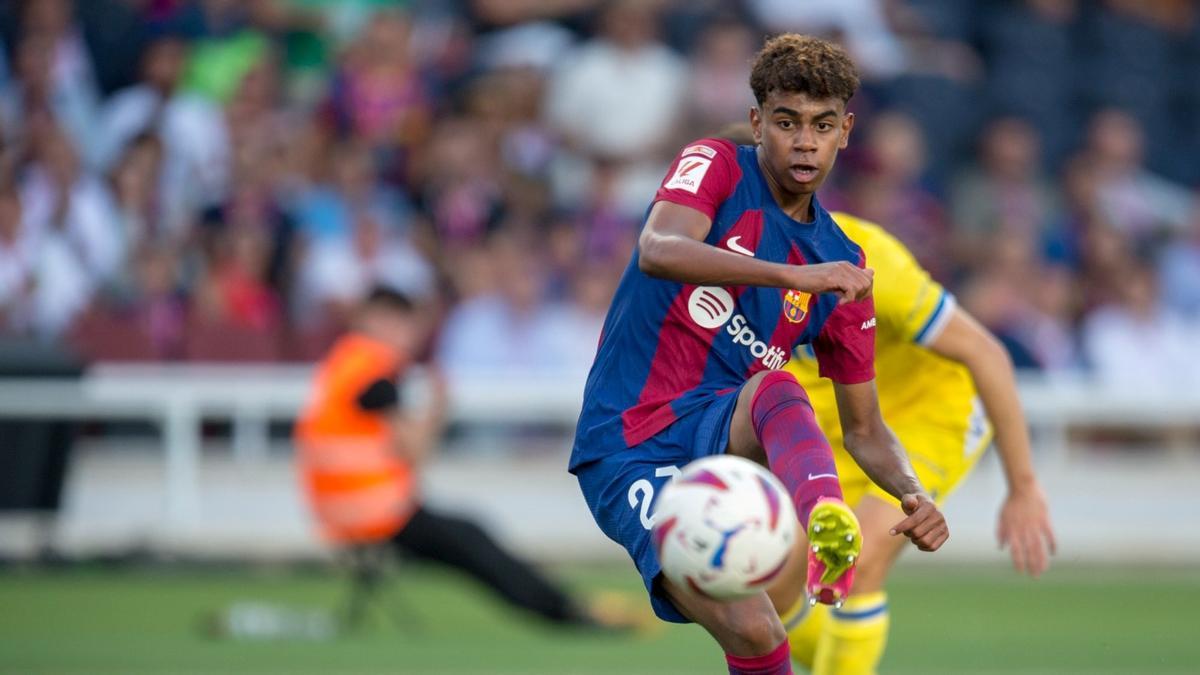 Lamine Yamal dispara a la portería de Ledesma durante el Barça-Cádiz en Montjuïc.