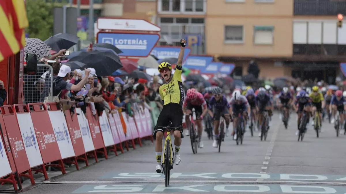 Marianne Vos obsequia a la Vuelta con un triunfo de prestigio en Sant Boi