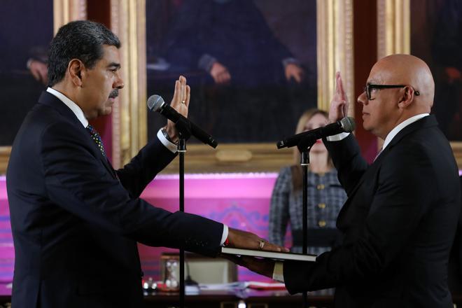 HANDOUT - 10 January 2025, Venezuela, Caracas: Venezuelan President Nicolas Maduro (L) is sworn in for a third term in office by president of the National Assembly, Jorge Rodriguez. Photo: Jhonn Zerpa/Prensa Miraflores/dpa - ACHTUNG: Nur zur redaktionellen Verwendung und nur mit vollständiger Nennung des vorstehenden Credits Jhonn Zerpa/Prensa Miraflores/dp / DPA 10/01/2025 ONLY FOR USE IN SPAIN. Jhonn Zerpa/Prensa Miraflores/dp / DPA;Politics;politics;heads of state;elections;Inauguration of President Nicolas Maduro in Venezuela;