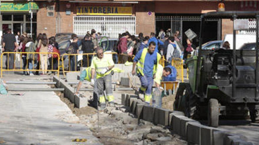 El carril bici gana terreno en la calle Gorgos con su reurbanización
