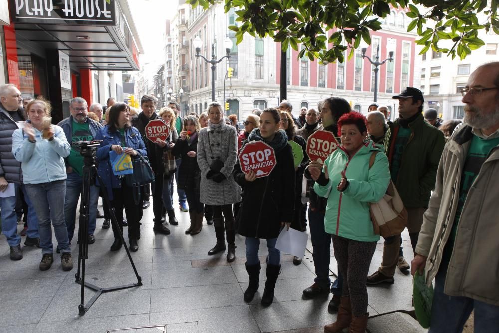 Protesta de la PAH para evitar otro desahucio en Gijón.