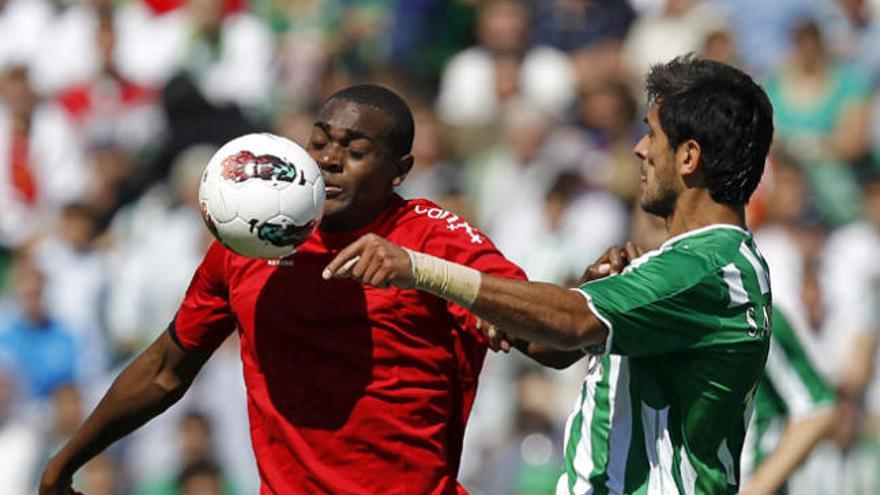 El delantero del Betis Roque Santa Cruz (d) pugna por un balón con el dejugador de Osasuna Raoul Loé