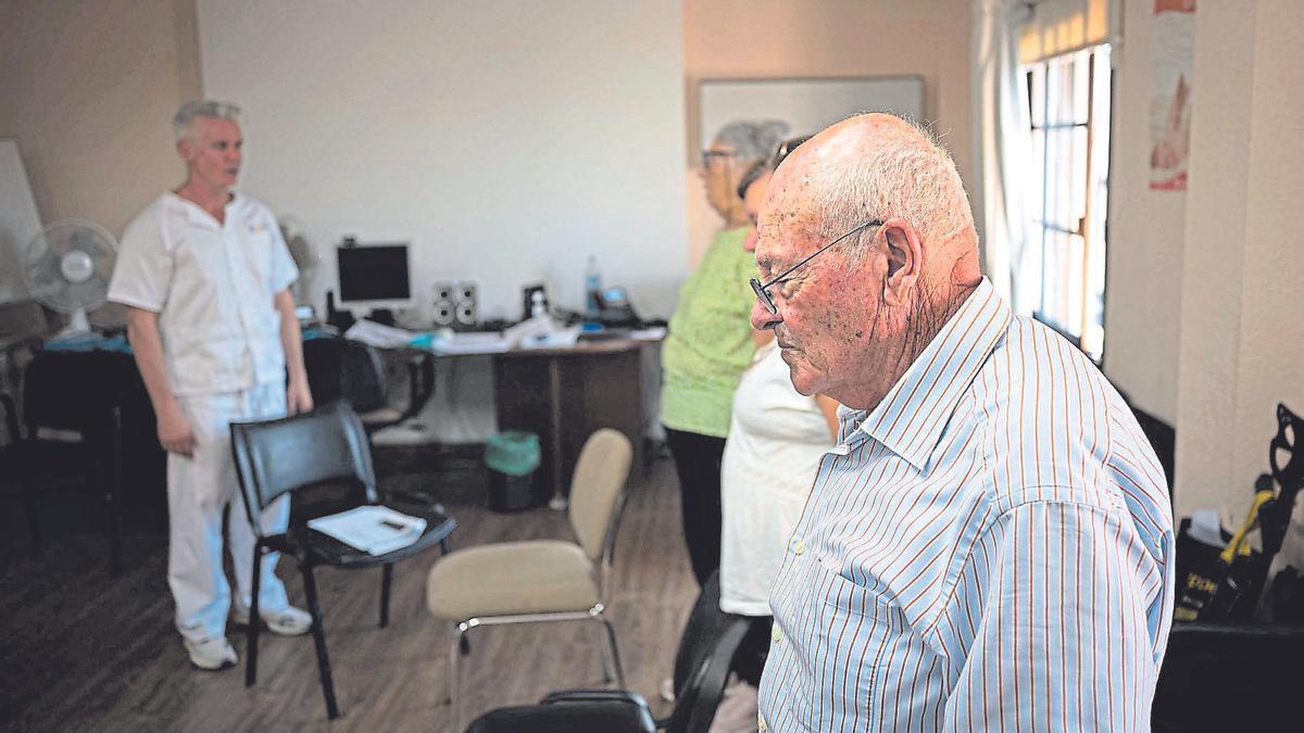 Unos mayores realizan ejercicio físico en el centro de salud de Tacoronte.