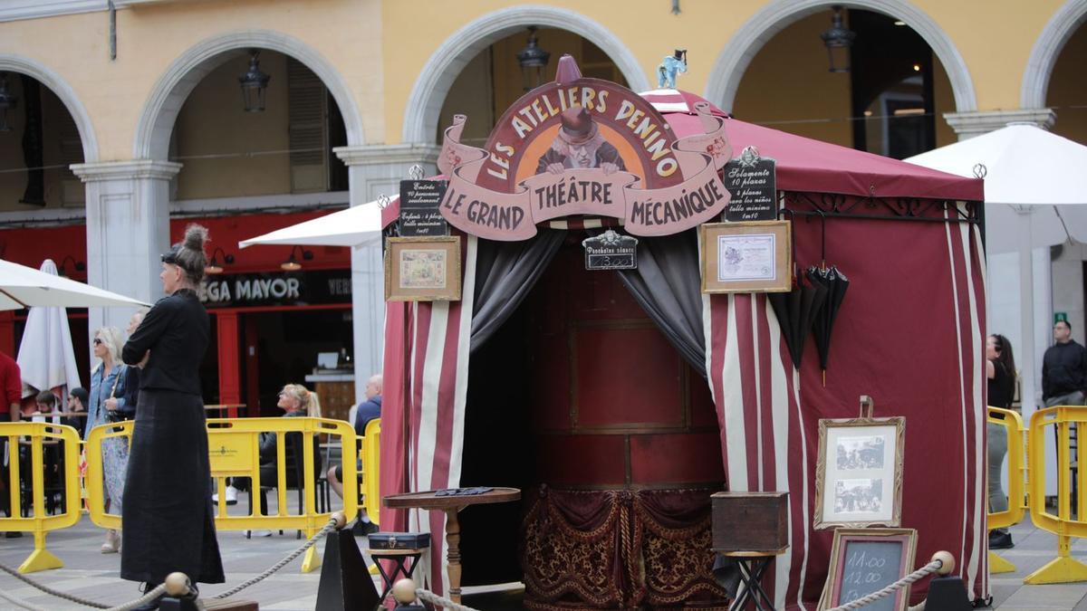 Carpa con un teatro en miniatura