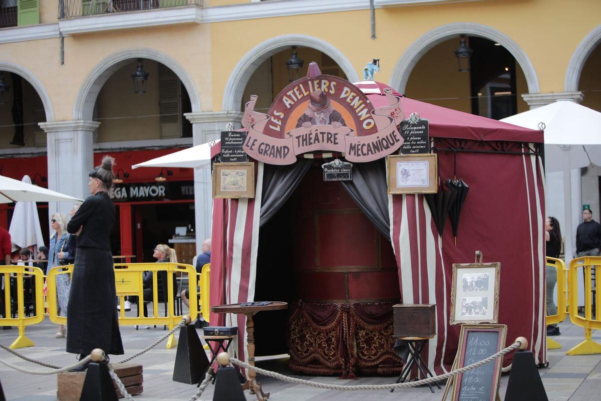 Carpa con un teatro en miniatura