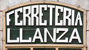 Exterior de la ferretería Llanza ubicada en Passeig Sant Joan, 61.