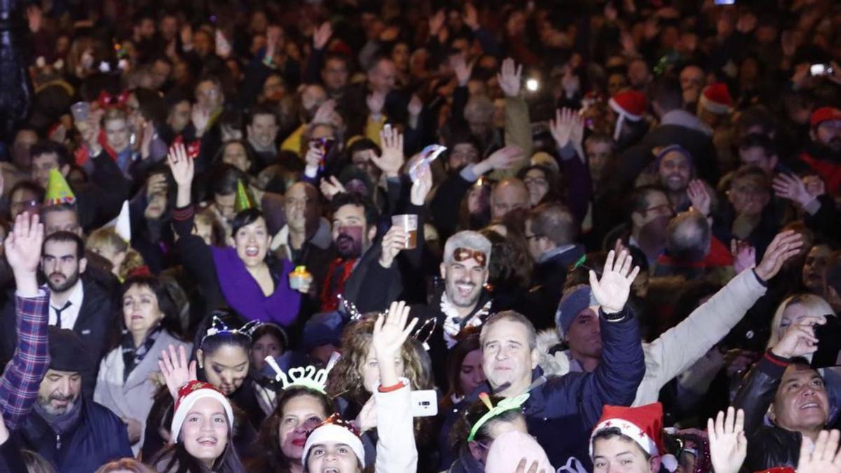Asistentes a una fiesta de Nochevieja en Gijón, en 2019. | Marcos León