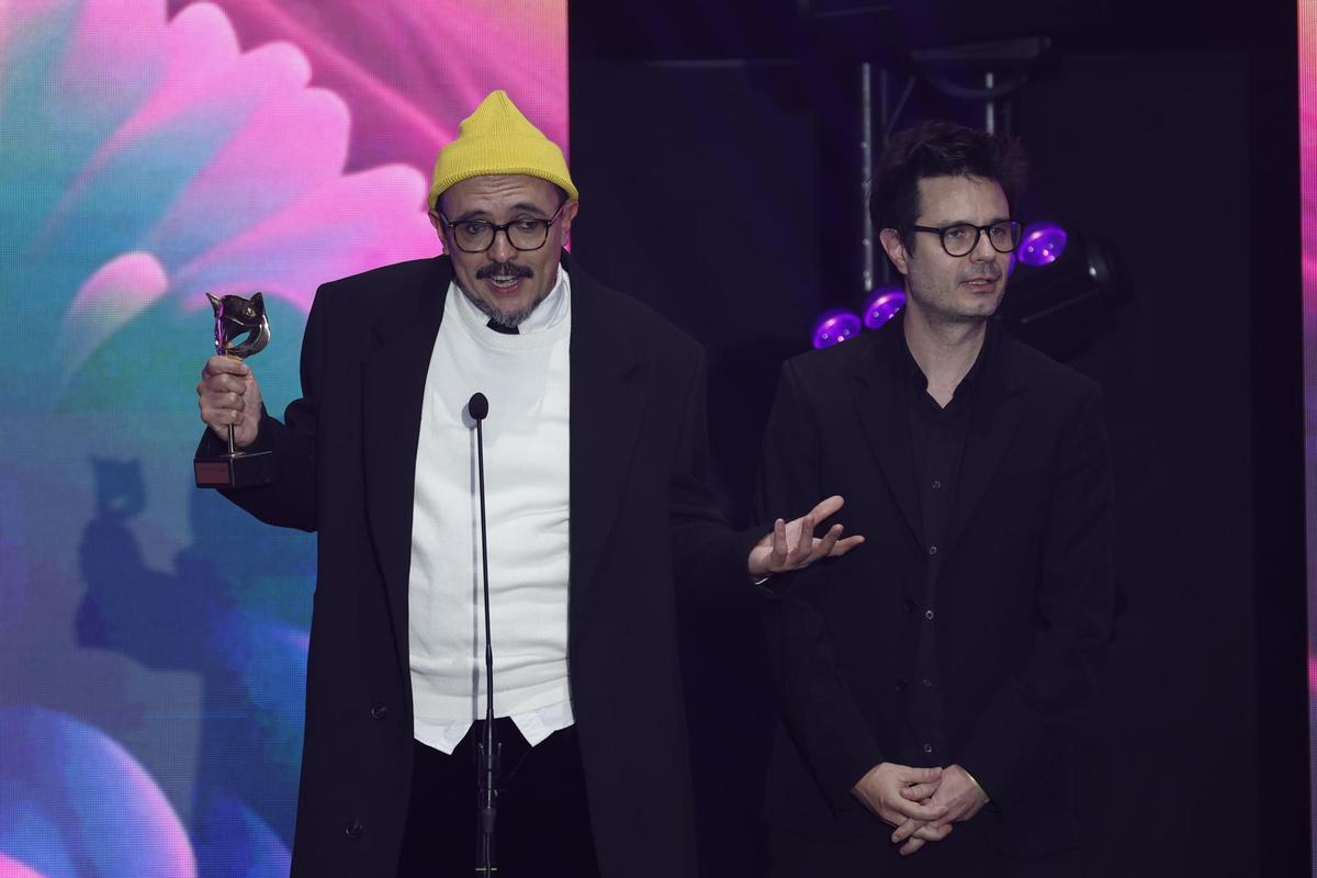 Los directores Juan Sebastián Vasquez (i) y Alejandro Rojas reciben el Feroz a mejor guion por su película 'La llegada'.