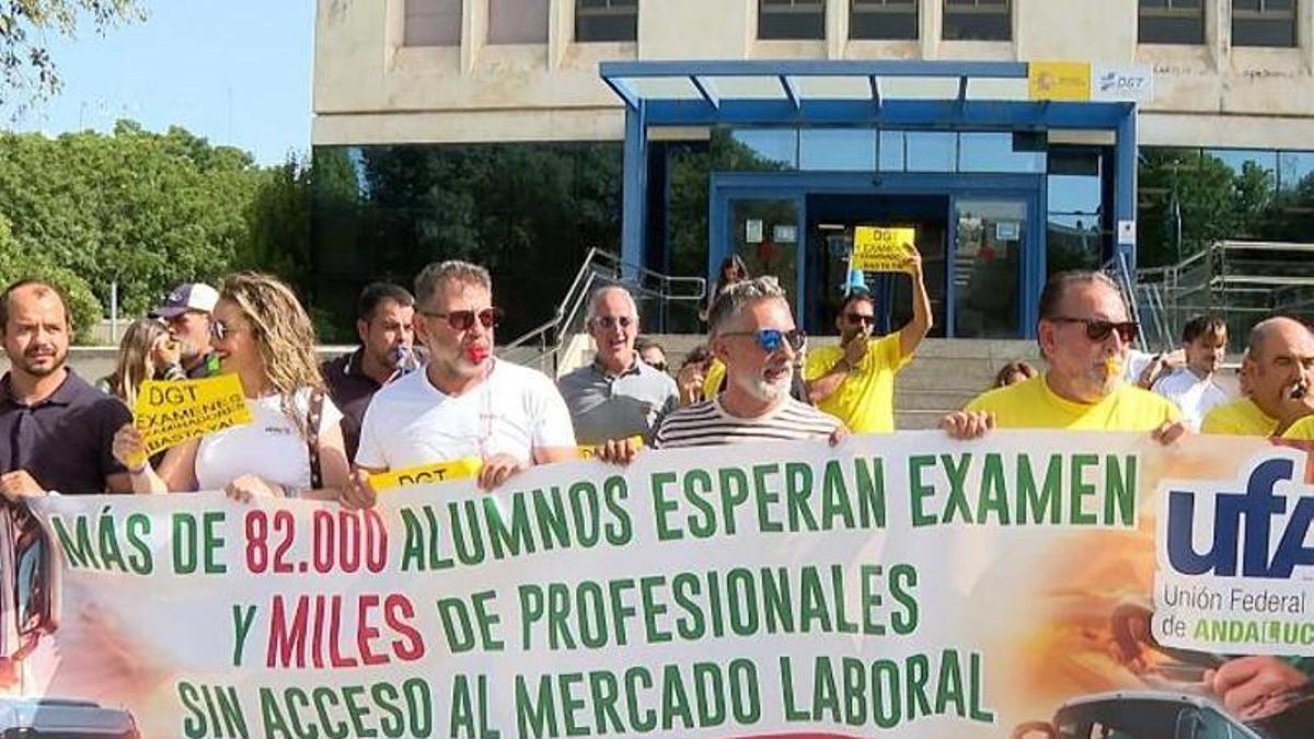 Las autoescuelas andaluzas se movilizan contra el “colapso” de los exámenes de conducir por la falta de examinadores
