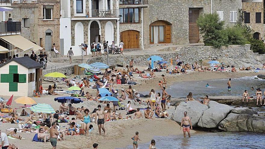 Les platges de Palafrugell, a la imatge Calella, regularan l&#039;aforament a l&#039;estiu.