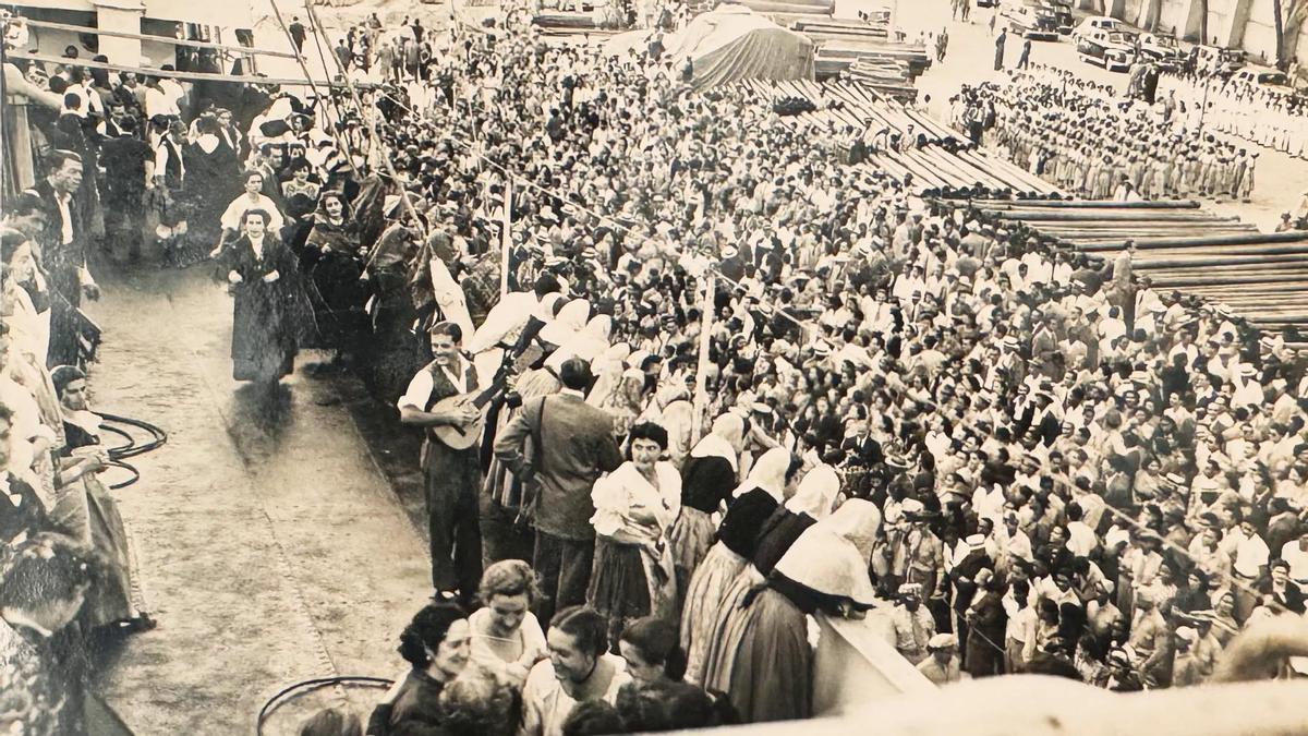 Una imagen del viaje que emprendieron en 1949 cientos de jóvenes españoles para dar a conocer el folclore del país.