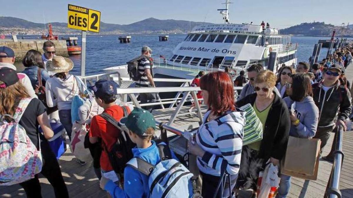 Embarque de uno de los barcos que viajó a Cíes el pasado domingo, con una larga cola. // Marta G. Brea