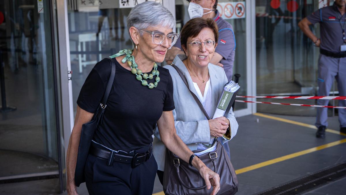 Carmen Cabezas y Olga Tubau, a su salida de la Ciutat de la Justícia