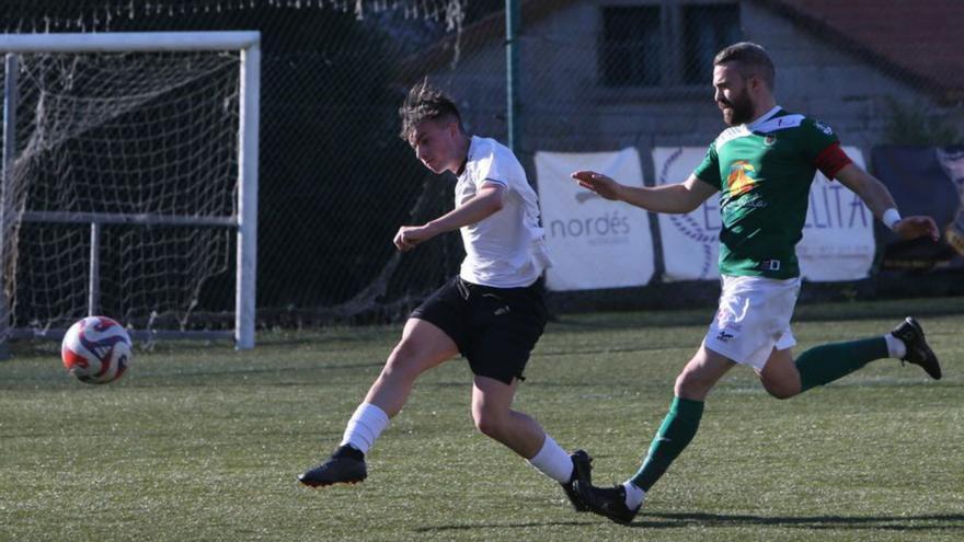 Un futbolista del Bueu golpea el balón ayer. |   // SANTOS ÁLVAREZ