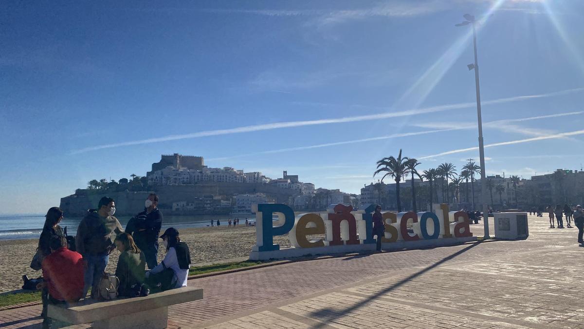 Turistas por Peñíscola en la mañana de la jornada de Año Nuevo.